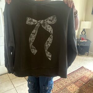 Americsn egal/Arie Black Sweatshirt with Floral Bow Design